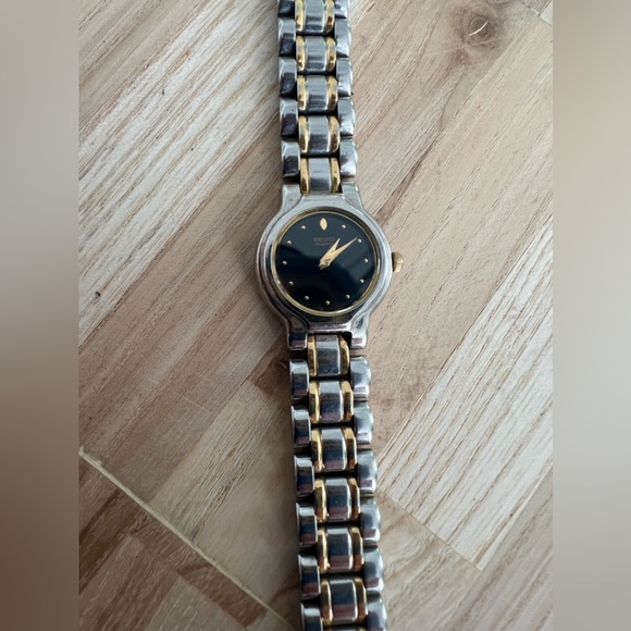 Seiko Ladies Watch Vintage Two Tone Bracelet Black Dial Gold  Tone Markers Hands - Picture 5 of 14